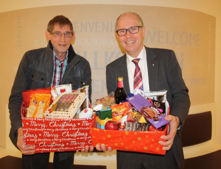Päckchen packen für die Tafel, hier kommt jeder Cent an, für Menschen gleich nebenan: Landrat Manfred Müller (rechts im Bild) und Uwe Hoffmann, Vorsitzender der Tafel Paderborn, bitten auch in diesem Jahr um Päckchen für Bedürftige Foto: Amt für Presse- und Öffentlichkeitsarbeit, Kreis Paderborn, Michaela Pitz